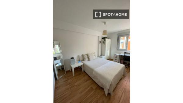 Room for rent in 4-bedroom apartment in Sevilla