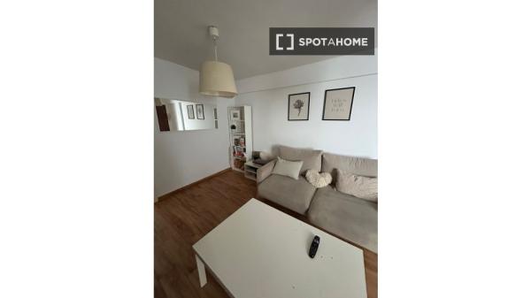 Room for rent in 4-bedroom apartment in Sevilla