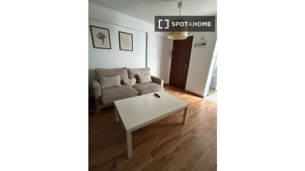 Room for rent in 4-bedroom apartment in Sevilla