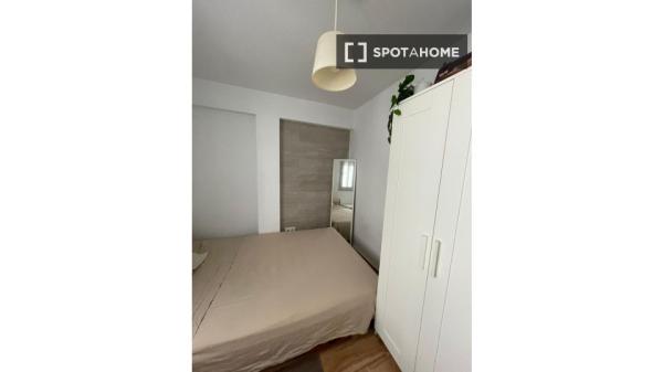 Room for rent in 4-bedroom apartment in Sevilla