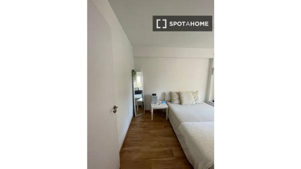 Room for rent in 4-bedroom apartment in Sevilla