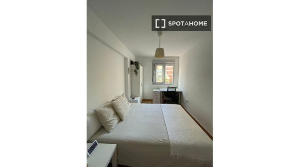 Room for rent in 4-bedroom apartment in Sevilla