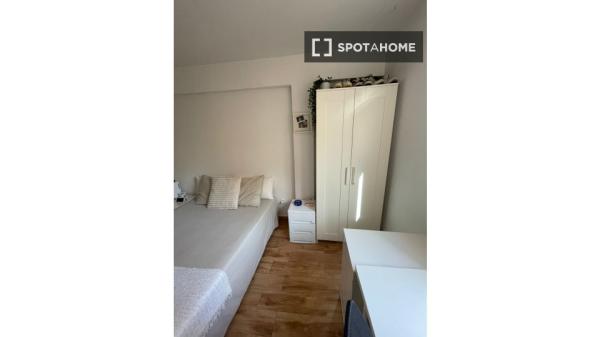 Room for rent in 4-bedroom apartment in Sevilla