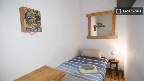 Acogedora habitación en un apartamento de 5 dormitorios en Poblenou, Barcelona