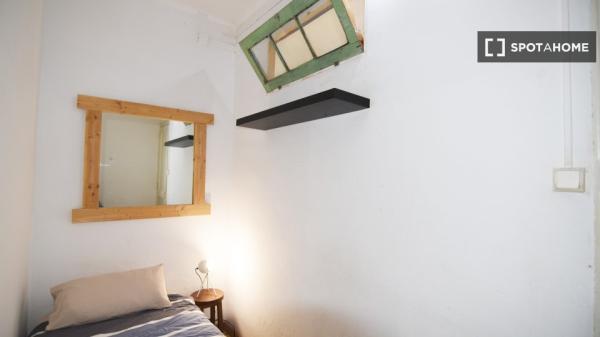 Acogedora habitación en un apartamento de 5 dormitorios en Poblenou, Barcelona