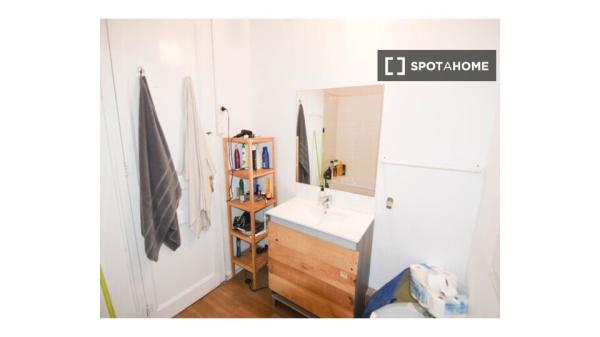 Acogedora habitación en un apartamento de 5 dormitorios en Poblenou, Barcelona