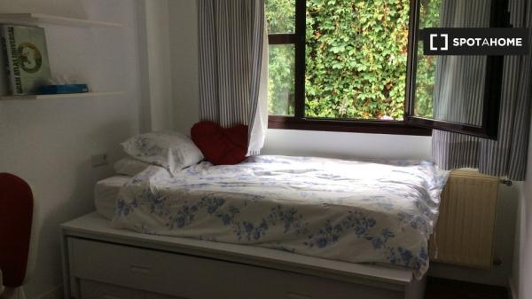 Rooms for rent in 4-bedroom house in San Sebastian