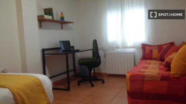 Habitación acogedora en un apartamento de 4 dormitorios en el centro de la ciudad de Granada