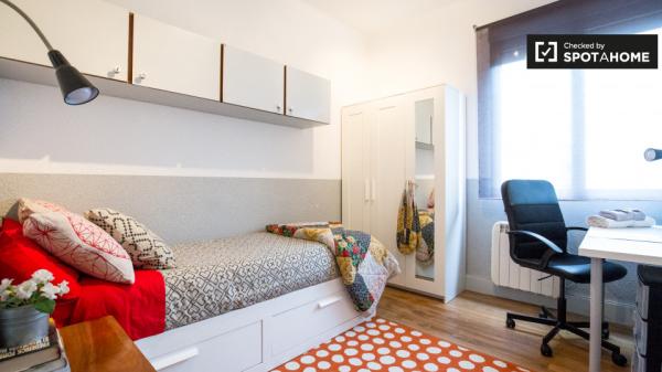 Habitación tradicional en apartamento de 3 dormitorios en Uribarri, Bilbao