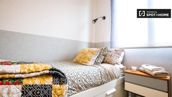 Habitación tradicional en apartamento de 3 dormitorios en Uribarri, Bilbao