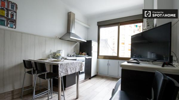 Habitación tradicional en apartamento de 3 dormitorios en Uribarri, Bilbao