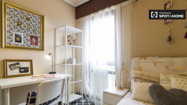 Habitación soleada en apartamento de 3 dormitorios en Casco Viejo, Bilbao