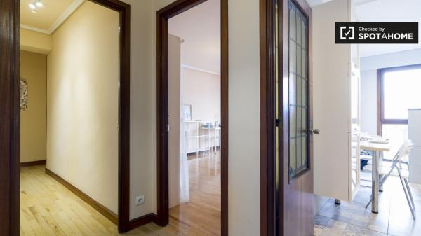 Habitación soleada en apartamento de 3 dormitorios en Casco Viejo, Bilbao