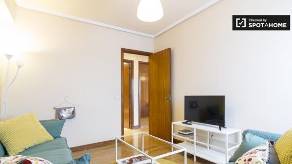 Habitación soleada en apartamento de 3 dormitorios en Casco Viejo, Bilbao