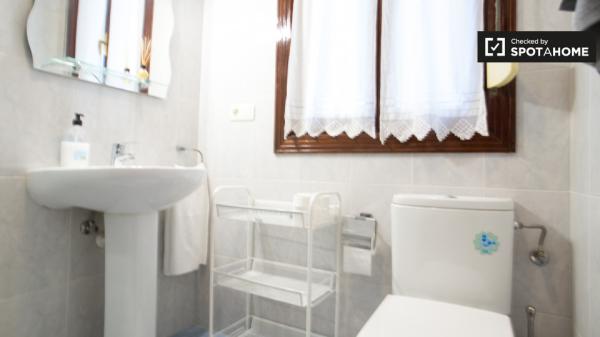 Habitación amueblada en apartamento de 3 dormitorios en Rekalde, Bilbao