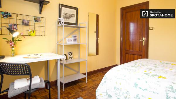 Habitación amueblada en apartamento de 3 dormitorios en Rekalde, Bilbao