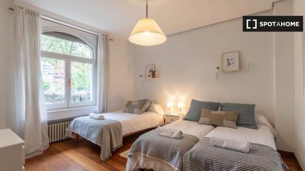 Apartamento de 2 dormitorios en alquiler en Abando, Bilbao