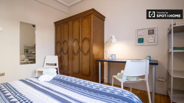 Amplia habitación en apartamento de 3 dormitorios en Uribarri, Bilbao