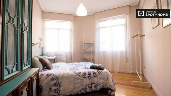 Amplia habitación en apartamento de 3 dormitorios en Uribarri, Bilbao