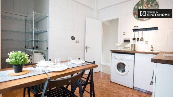 Habitación enorme en un apartamento de 4 dormitorios en Indautxu, Bilbao