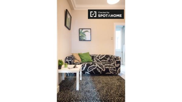 Habitación enorme en un apartamento de 4 dormitorios en Indautxu, Bilbao