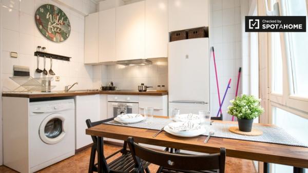 Habitación enorme en un apartamento de 4 dormitorios en Indautxu, Bilbao