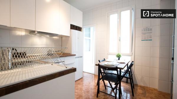 Habitación enorme en un apartamento de 4 dormitorios en Indautxu, Bilbao