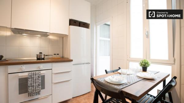 Habitación enorme en un apartamento de 4 dormitorios en Indautxu, Bilbao