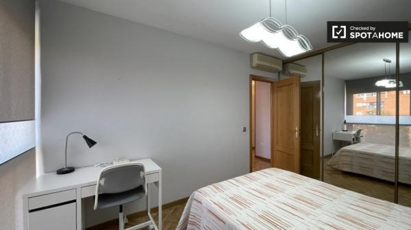 Se alquila habitación en apartamento de 3 dormitorios en Madrid