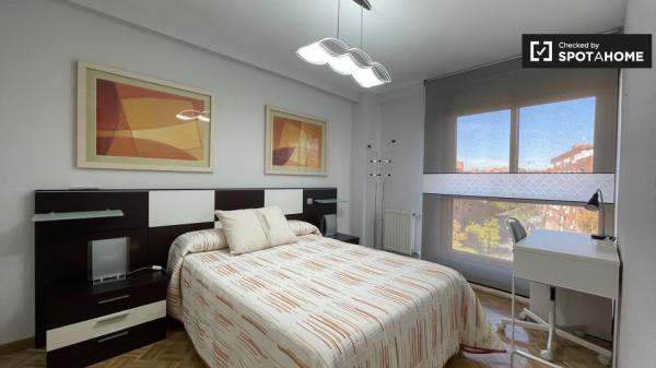 Se alquila habitación en apartamento de 3 dormitorios en Madrid