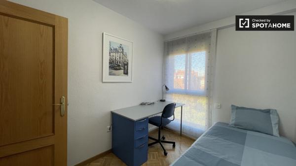 Se alquila habitación en apartamento de 3 dormitorios en Madrid