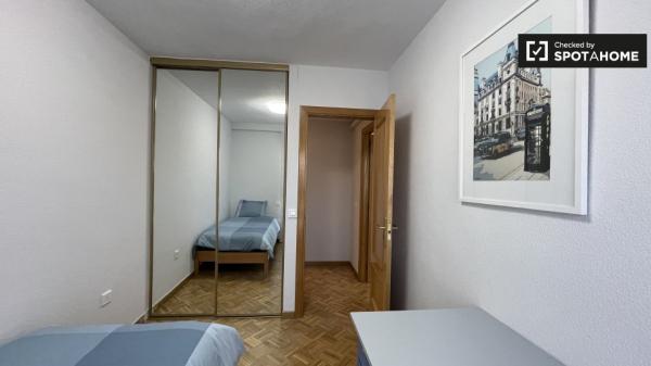 Se alquila habitación en apartamento de 3 dormitorios en Madrid