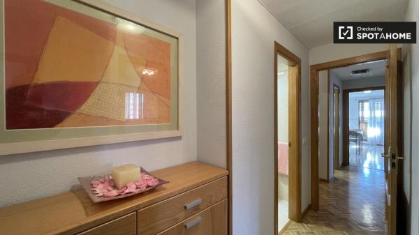 Se alquila habitación en apartamento de 3 dormitorios en Madrid