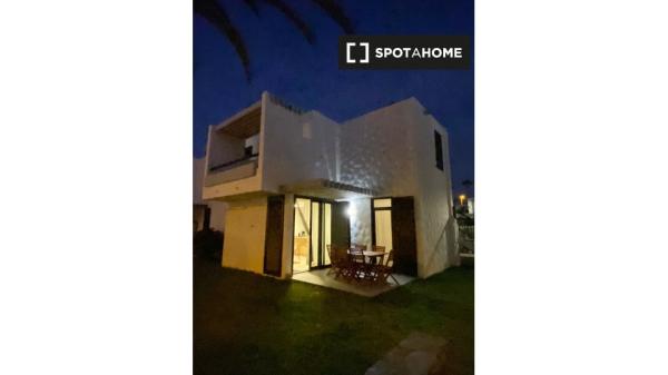 Apartamento de 2 dormitorios en alquiler en Arona, Tenerife