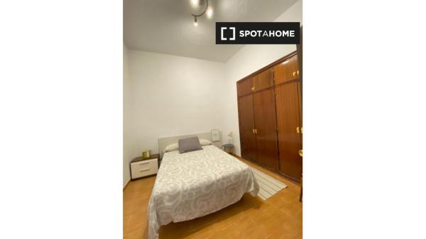 Habitación en piso de 3 dormitorios en Málaga