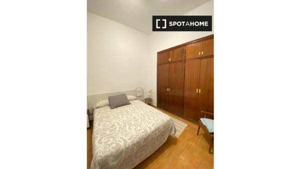 Habitación en piso de 3 dormitorios en Málaga