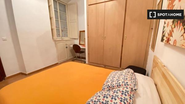 Habitación en piso de 3 dormitorios en Málaga