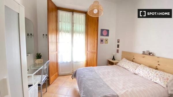 Amplia habitación en piso de 4 dormitorios en Málaga