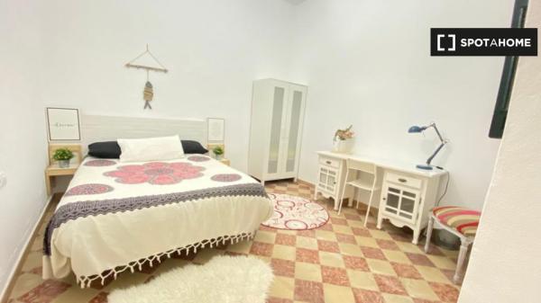 Amplia habitación en piso de 4 dormitorios en Málaga