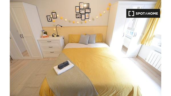 Rooms for rent in 4-bedroom apartment in Deusto, Bilbao