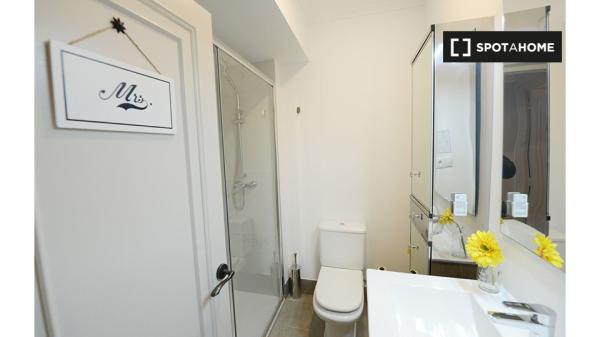 Rooms for rent in 4-bedroom apartment in Deusto, Bilbao