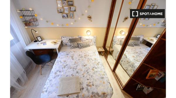 Rooms for rent in 4-bedroom apartment in Deusto, Bilbao