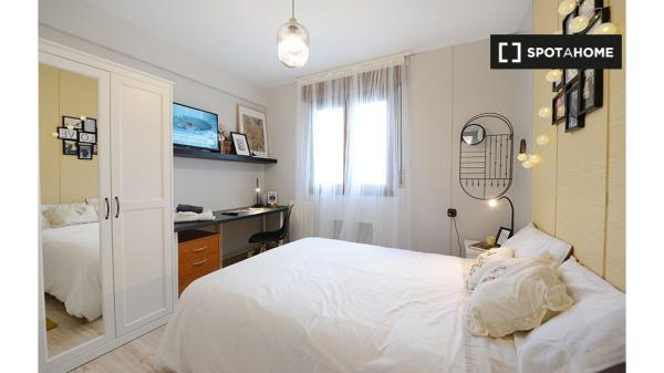 Rooms for rent in 4-bedroom apartment in Deusto, Bilbao