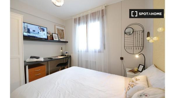 Se alquilan habitaciones en un apartamento de 4 dormitorios en Deusto, Bilbao