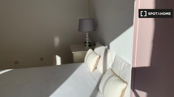 Alugam-se quartos em apartamento de 4 quartos em Carolinas Bajas