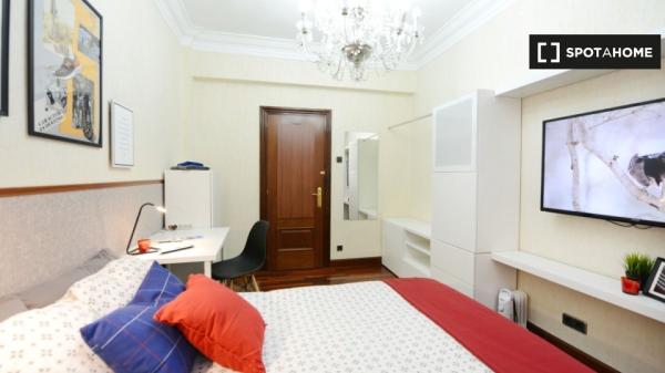 Moderna habitación en piso de 4 dormitorios en Bilbao