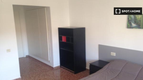 Bonita habitación para alquilar en apartamento de 4 camas, La Saïdia, Valencia