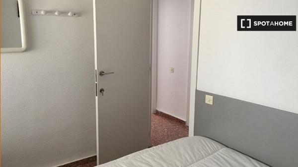 Dulce habitación para alquilar en apartamento de 4 camas, La Saïdia, Valencia