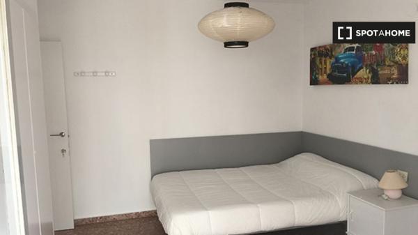 Se alquila habitación en un apartamento de 4 camas, encantadora La Saïdia, Valencia