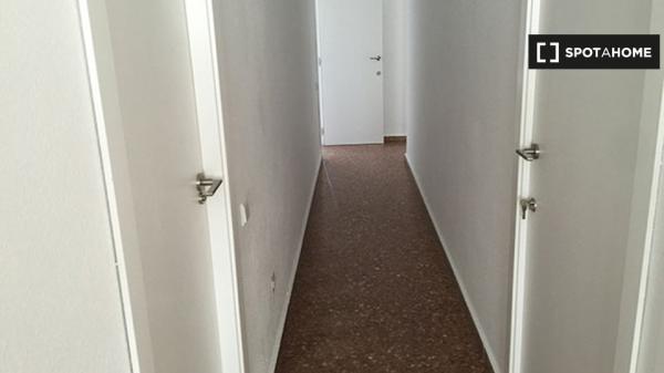 Dulce habitación para alquilar en apartamento de 4 camas, La Saïdia, Valencia